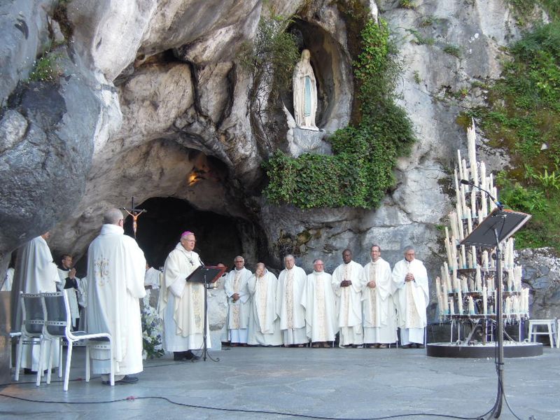 Messe à la grotte avec d'autres pèlerins